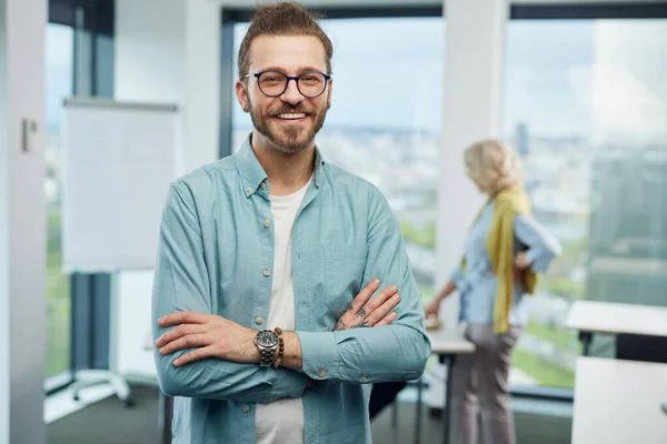 Joven Profesor Feliz Exitoso Está Pie Aula Sonriendo Cámara — Foto de Stock