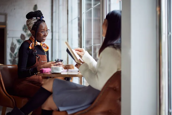 Twee Jonge Multiculturele Vrouwen Zitten Bij Het Raam Een Café — Stockfoto