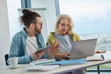 Genç bir hippi eğitmeni son sınıf öğrencisine sınıfta web sitesi tasarlamayı öğretiyor..