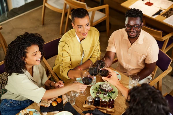 Beste Vrienden Het Restaurant Maken Een Toast Met Rode Wijn — Stockfoto