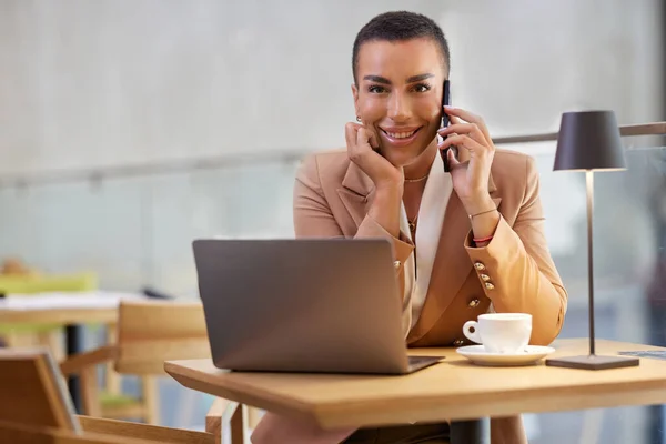 Happy Businesswoman Having Phone Call Clients Business Partners While Sitting — Stockfoto