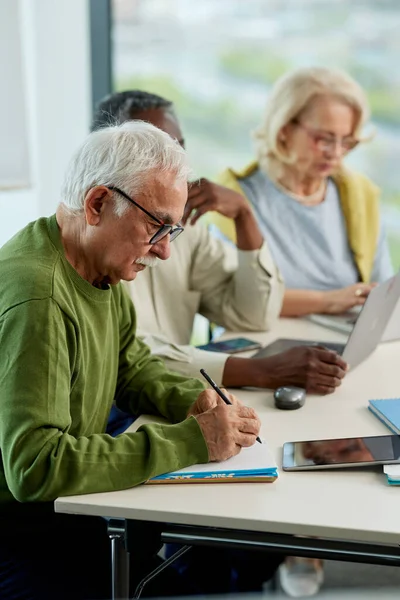 Oberstufenschüler Arbeiten Projekt Laptop Klassenzimmer — Stockfoto