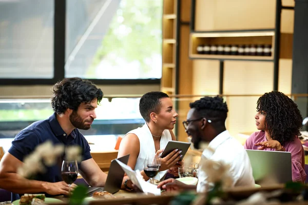 Bir grup sıradan iş adamı toplantı için bir restoranda oturmuş yemek yerken bir projeyi tartışıyorlar..