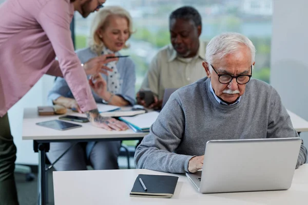 Ein Älterer Mann Arbeitet Einem Laptop Während Klassenzimmer Eine Umschulungsstunde — Stockfoto
