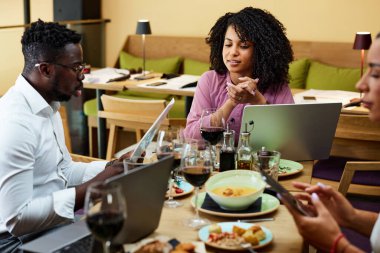 İş adamları bir restoranda yemek masasında oturup bir başlangıç projesi hakkında beyin fırtınası yapıyorlar..