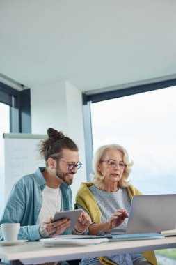 Genç bir hippi eğitmeni son sınıf öğrencisine sınıfta web sitesi tasarlamayı öğretiyor..