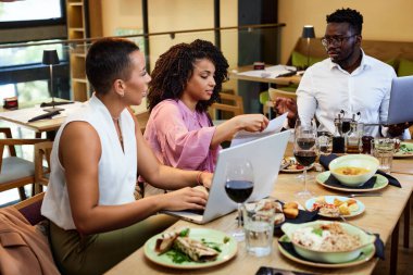 İş adamları bir restoranda yemek masasında oturup bir başlangıç projesi hakkında beyin fırtınası yapıyorlar..