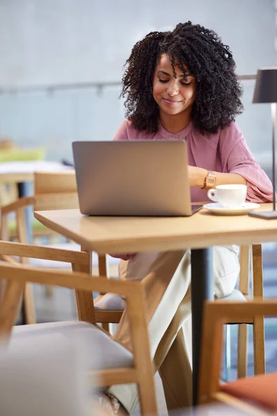 Focused Businesswoman Coffee Shop Preparing Documentation Laptop —  Fotos de Stock