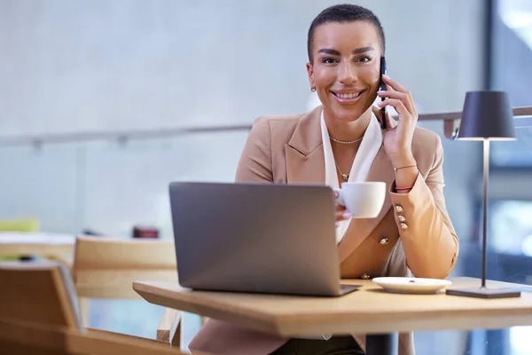 Happy Businesswoman Having Phone Call Clients Business Partners While Sitting — Fotografia de Stock
