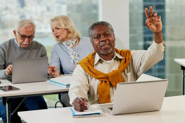 Senioren Sitzen Einem Klassenzimmer Und Unterhalten Sich Laptop Über Ein — Stockfoto