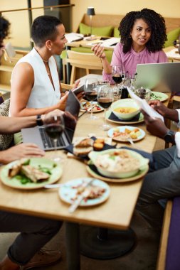 Çok kültürlü meslektaşlarım bir restoranda yeni bir proje üzerinde fikir alışverişinde bulundular..
