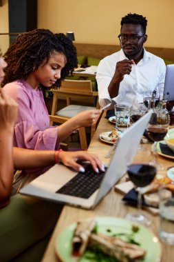 Bir grup ırklar arası meslektaşın restoranda iş yemeği var..