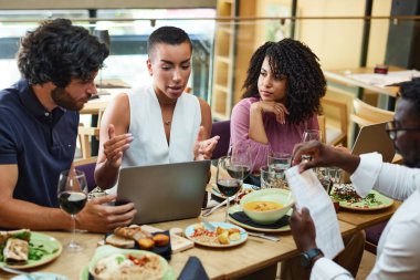 İş adamları yemek masasındaki bir restoranda beyin fırtınası yapıyor..