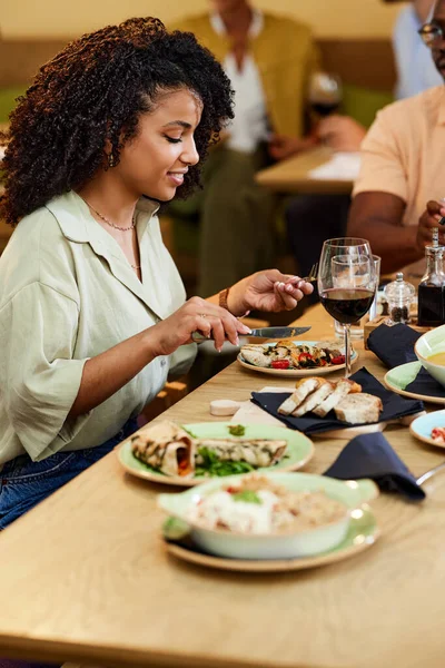 Hispanic Girl Sits Restaurant Dinner Table Her Boyfriend Eats Dinner — 스톡 사진