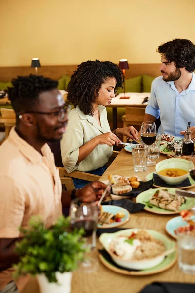 Group Multicultural Friends Eats Dinner Restaurant — 스톡 사진