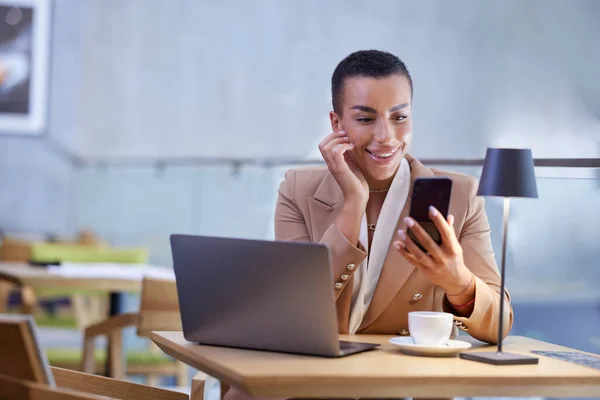 Happy Businesswoman Cafe Uses Phone — Stockfoto