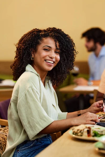 Hispanic Girl Sits Restaurant Dinner Table Her Boyfriend Eats Dinner — Stockfoto