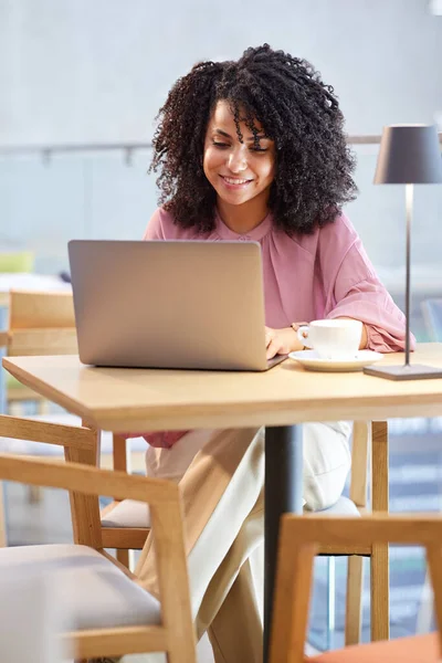 Focused Businesswoman Finishes Paperwork Laptop Working Friendly Cafe —  Fotos de Stock