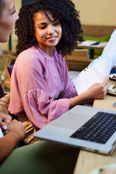 Businesswomen Have Briefing Restaurant Business Lunch — Zdjęcie stockowe