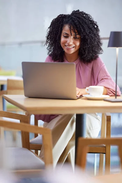 Happy Female Freelancer Sits Coffee Shop Typing Keyboard While Smiling —  Fotos de Stock