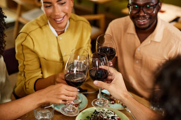 Vrolijke Vrienden Die Toosten Een Restaurant Tijdens Een Etentje — Stockfoto