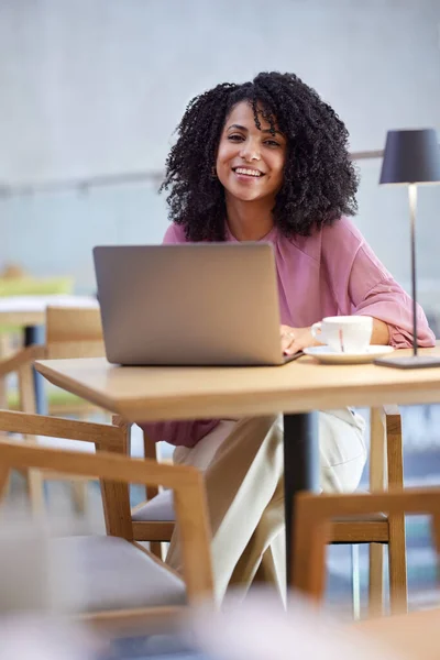 Happy Multicultural Journalist Sits Coffee Shop Typing Laptop While Smiling — Stockfoto