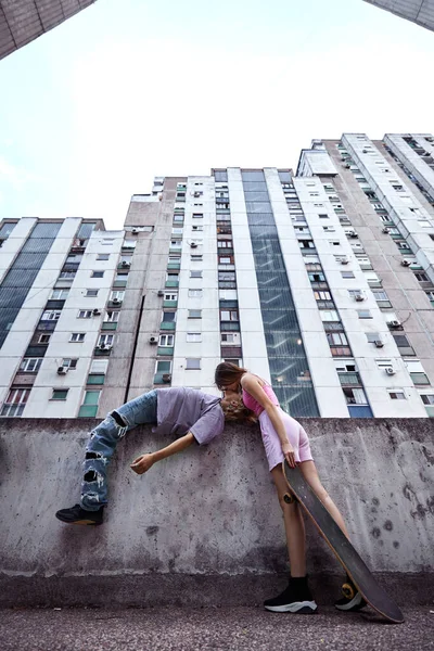 Teenage Couple Kissing Urban Exterior Surrounded Buildings — Fotografia de Stock