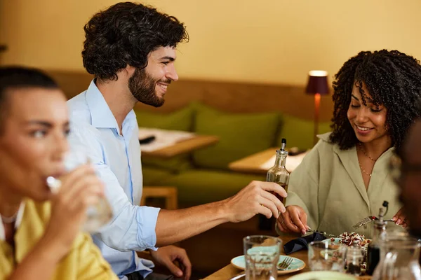 Smiling Man Passes Vinegar His Friends While Sitting Restaurant Dinner — 스톡 사진