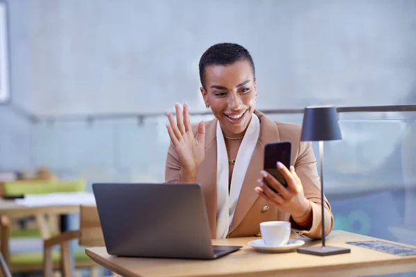 Friendly Businesswoman Short Hair Has Conference Call Coffee Shop Phone — Stockfoto