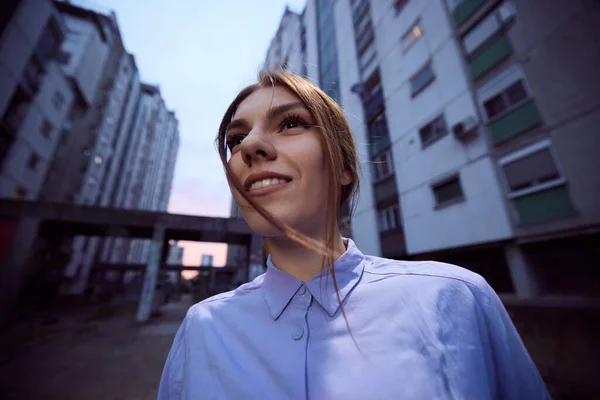 Teenage Girl Stands Urban Exterior Surrounded Skyscrapers — Φωτογραφία Αρχείου