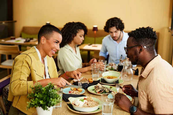 Multiracial Group Friends Sits Dinner Table Restaurant Enjoys Dinner — 스톡 사진