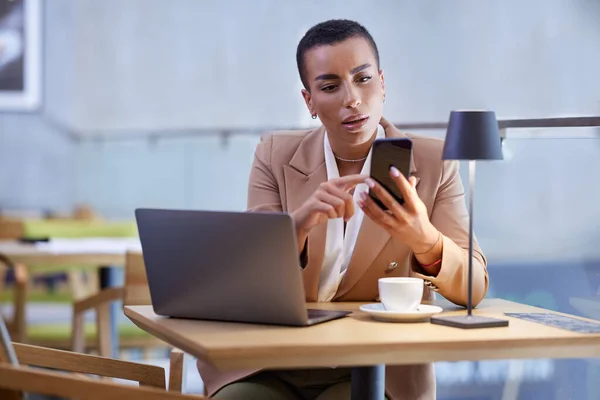 Focused Businesswoman Answering Phone Cafe While Working Remotely —  Fotos de Stock