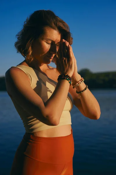 Yogi Woman Praying While Standing Water Dock — Foto de Stock