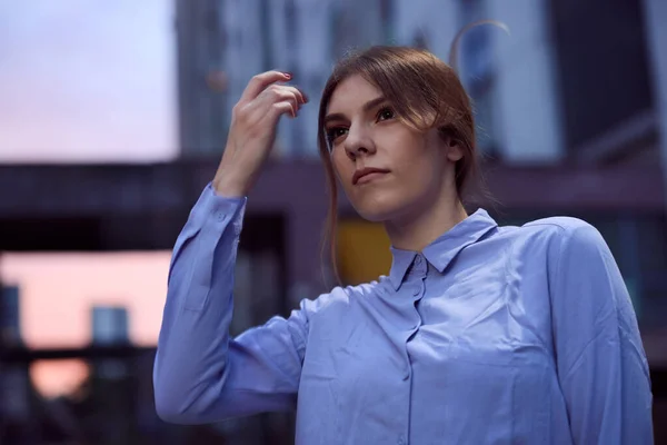 Teenage Girl Stands Urban Exterior Surrounded Skyscrapers — Stock Photo, Image