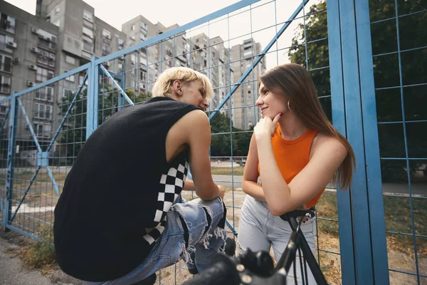 Teenage Couple Urban Exterior Flirts Looks Each Other — 图库照片