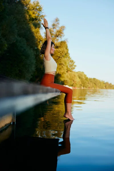 Жінка Середнього Віку Розслабляється Причалі Виконує Вправи Дихання Йоги Вона — стокове фото