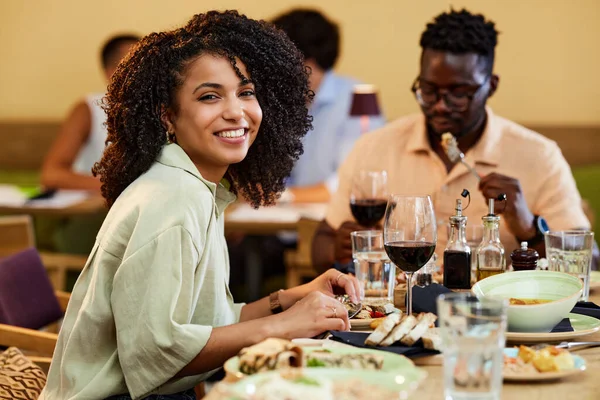 Hispanic Girl Eats Dinner Restaurant Her Friend — 스톡 사진