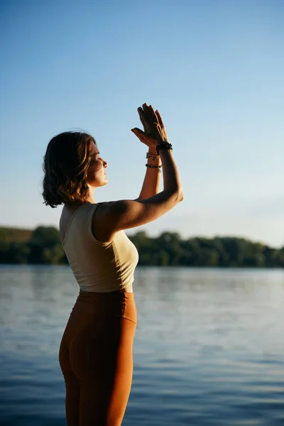 Спокійна Жінка Робить Сонячне Привітання Причалі Практикуючи Йогу Природі — стокове фото