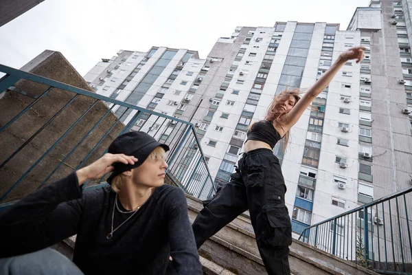 Teenagers Posing Stairs Urban Exterior — Fotografia de Stock