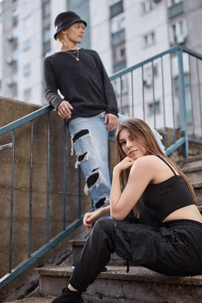 Teenagers Posing Stairs Urban Exterior — 스톡 사진