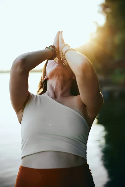Жінка Йоги Молиться Стоячи Біля Води Причалі — стокове фото