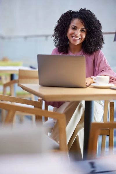 Hispanic Freelancer Types Laptop Smiles Camera While Sitting Cafe —  Fotos de Stock