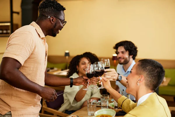 Πολυπολιτισμικοί Φίλοι Κάνουν Πρόποση Κρασί Στο Εστιατόριο Κατά Διάρκεια Του — Φωτογραφία Αρχείου