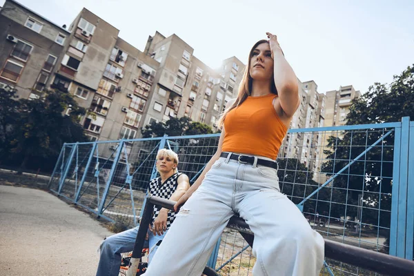 Teenage Couple Hanging Urban Exterior — Stockfoto