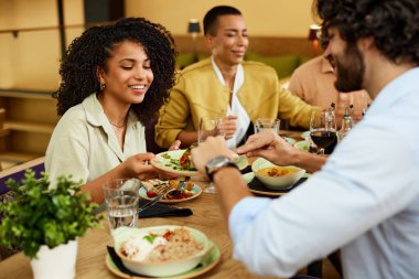 Irklar arası küçük bir arkadaş grubu bir restoranda oturup yemek yiyor..