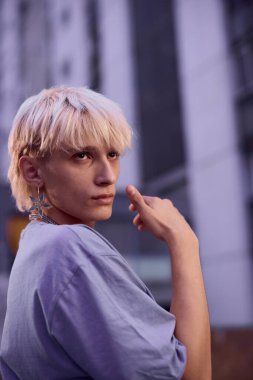 Şehir dışındaki sarışın bir gencin portresi..