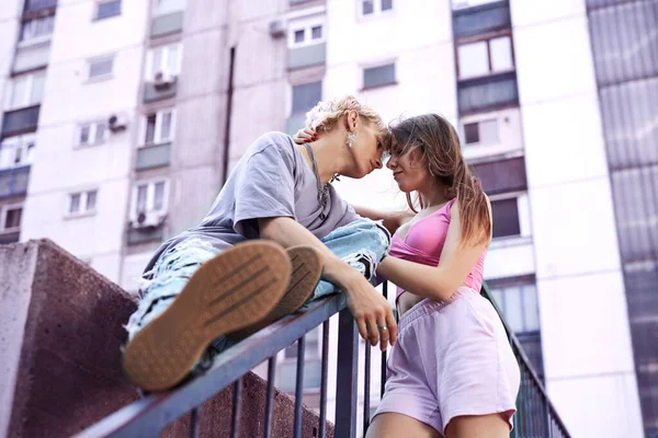 Happy Teenage Couple Cuddling Hugging Urban Part Town — Fotografia de Stock