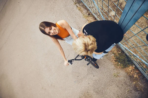 Draufsicht Auf Teenager Paar Das Draußen Chillt — Stockfoto