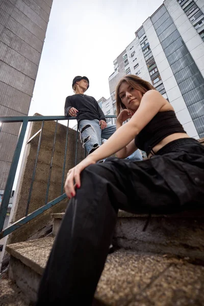 Concentre Adolescente Que Inclina Corrimão Exterior Urbano Cercado Pelos Edifícios — Fotografia de Stock