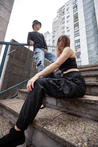 Adolescentes Amigos Estão Posando Nas Escadas Cercadas Pelos Edifícios Rua — Fotografia de Stock